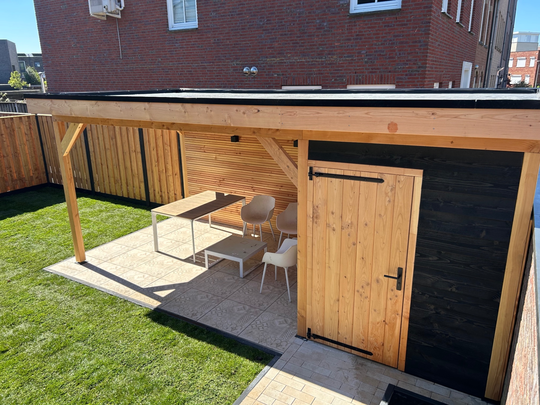 Houten overkapping met berging